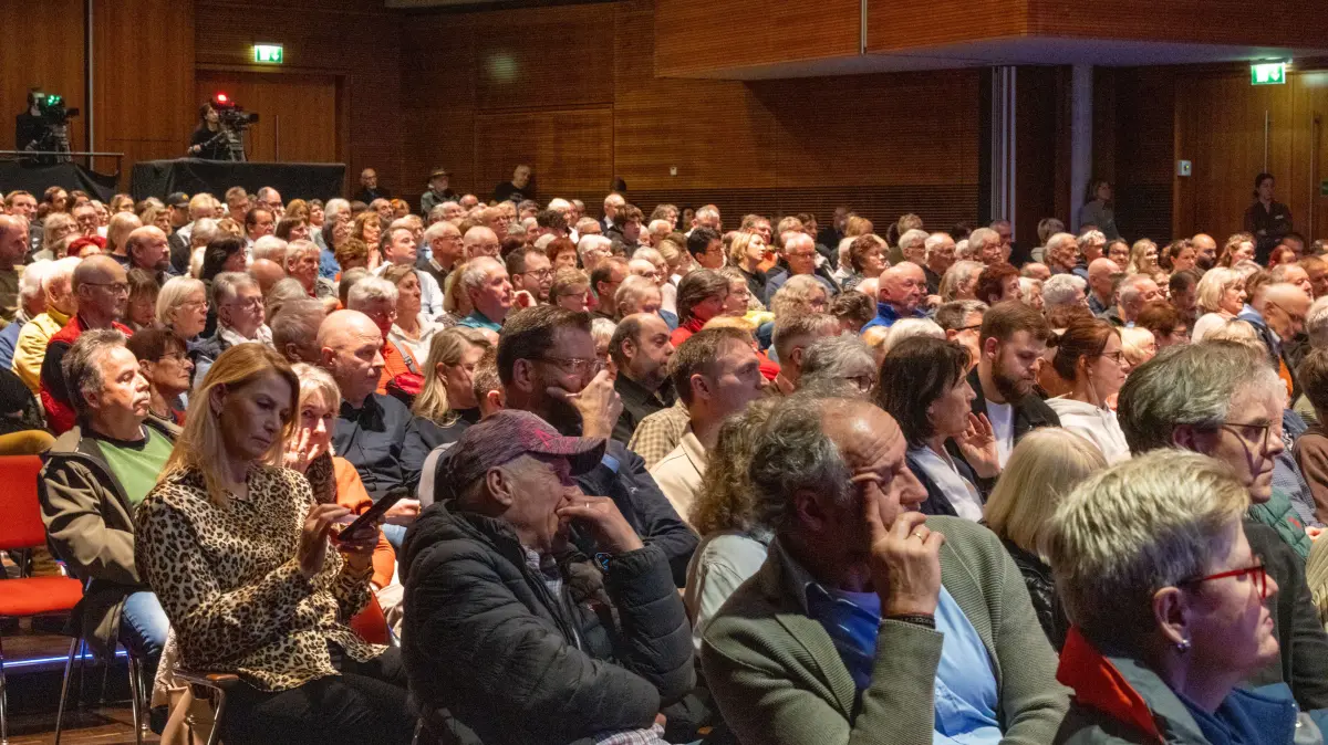 voll besetzte Stadthalle
OB-Wahl Eislingen - Kandidatenvorstellung, Stadthalle Eislingen, Kronenplatz, 73054 Eislingen, 24.02.2026 - 18:30 Uhr,
Foto: PhotoPeet / Event- & Sportfotografie / Peter Harich