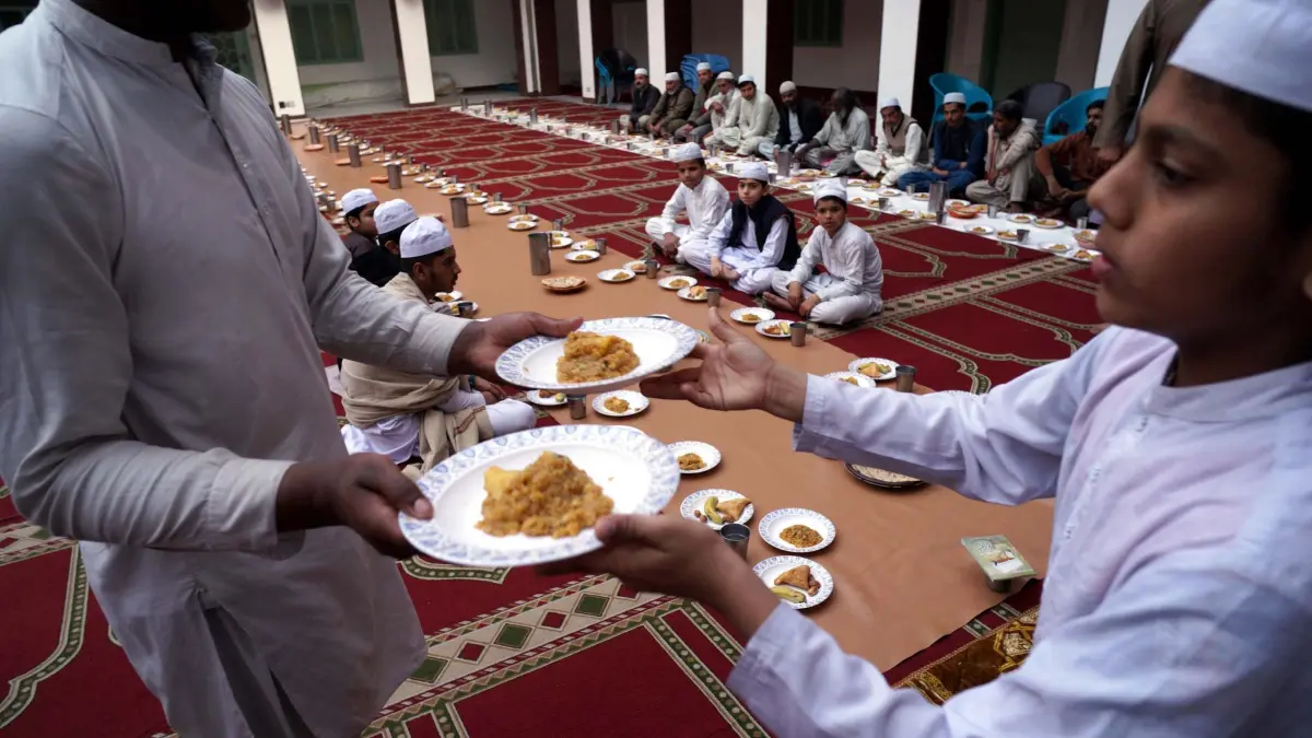 Ramadan in Pakistan: 25.02.2026, Pakistan, Gujranwala: Gläubige Muslime bereiten Iftari (Fastenbrechen) für die Gläubigen während des Heiligen Monats Ramadan-ul-Mubarak vor, der vom Saylani Welfare Trust in der Mujadadia Moschee in Gujranwala organisiert wird. Foto: Ppi/PPI via ZUMA Press Wire/dpa +++ dpa-Bildfunk +++