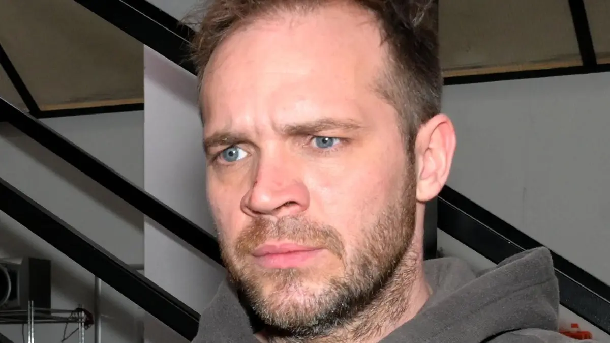 Der verheiratete Erik (Patrick Heinrich) vergnügt sich gerade mit einer anderen Frau.