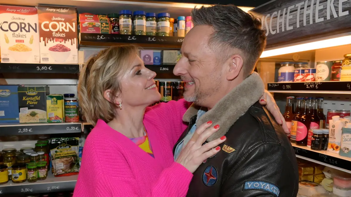 Yvonne (Gisa Zach) und Michi (Lars Pape) genießen ihre Zweisamkeit.