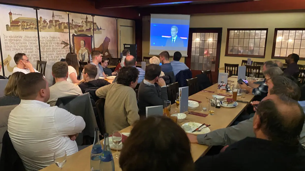 Der Spitzenkandidat aus der Heimat im Fernseh-Duell: Die Ehinger CDU schaut im Gasthaus Wolfert.