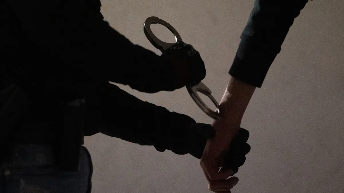 Illustrationen: ARCHIV - 12.05.2025, Bayern, München: Eine Polizistin legt einem Mann Handschellen an. (zu dpa: «Polizei fasst zwei Männer nach Schüssen») Foto: Leonie Asendorpf/dpa +++ dpa-Bildfunk +++
