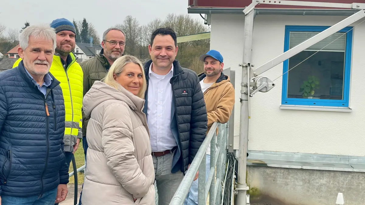 Gemeinderat Manfred Schall, stellvertretender Bürgermeister, Jan Hofacker (Stabstelle Bau), der Hengstfelder Ortsvorsteher Markus Kleinert, Michelbachs Ortsvorsteherin Ute Vogt, Bürgermeister Andreas Frickinger und Klärwärter Simon Hautzinger (von links) in der neuen Kläranlage Wallhausen.
