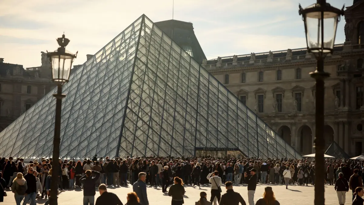 Louvre in Paris: 25.02.2026, Frankreich, Paris: Menschen stehen Schlange vor dem Louvre-Museum. Foto: Thomas Padilla/AP/dpa +++ dpa-Bildfunk +++