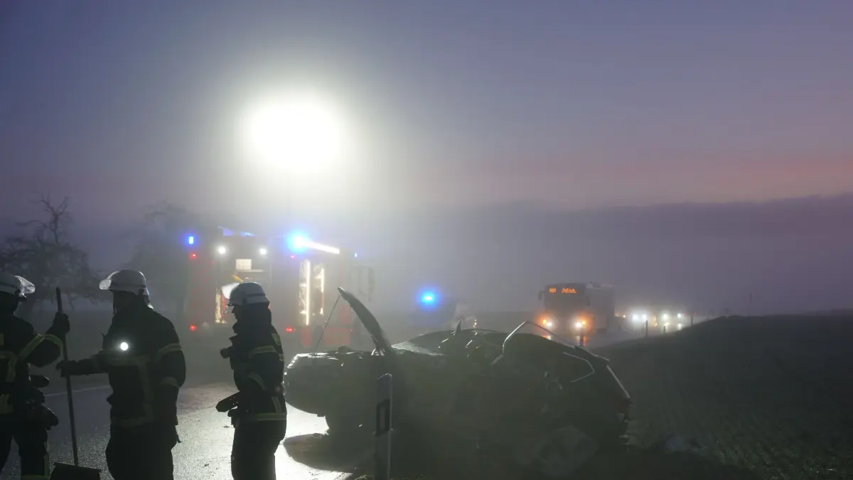 Am frühen Mittwochmorgen ist bei Bezgenriet ein Auto in einen Tiertransporter gekracht. Es bildete sich ein langer Stau, viele Pendler mussten einen Umweg fahren, während die Rettungsarbeiten vonstatten gingen.