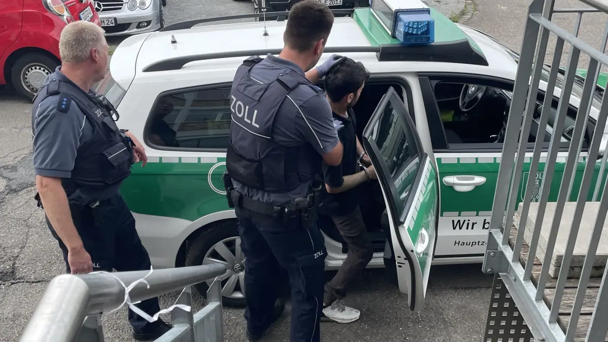Festnahme bei einem Imbiss.