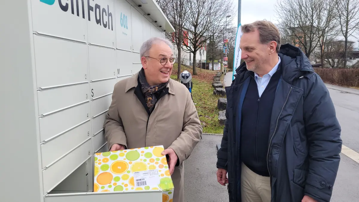 Sicher verstaut zum Abholen: Eine der 67 Fächer probeweise geöffnet hat Oberbürgermeister Thomas Keck zusammen mit Stephan Schloo von „DeinFach“.