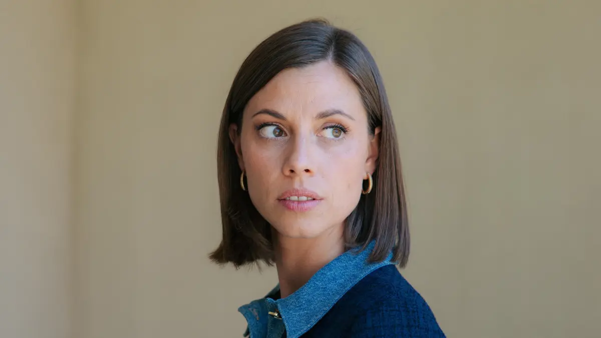 Matilda (Anna-Katharina Fecher) will mit Erik verreisen.