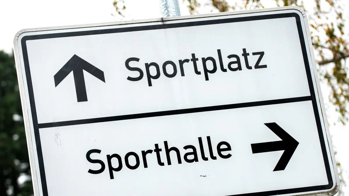 ARCHIV - 01.11.2017, Niedersachsen, Braunschweig: Ein Sportplatz und eine Sporthalle sind am 02.11.2017 auf einem Hinweisschild an einer Straße in Braunschweig (Niedersachsen) ausgeschildert. Foto\ Hauke-Christian Dittrich/dpa (zu dpa: «Mehr Geld für Vereine - Land erhöht Sportförderung deutlich») Foto: Hauke-Christian Dittrich/dpa +++ dpa-Bildfunk +++