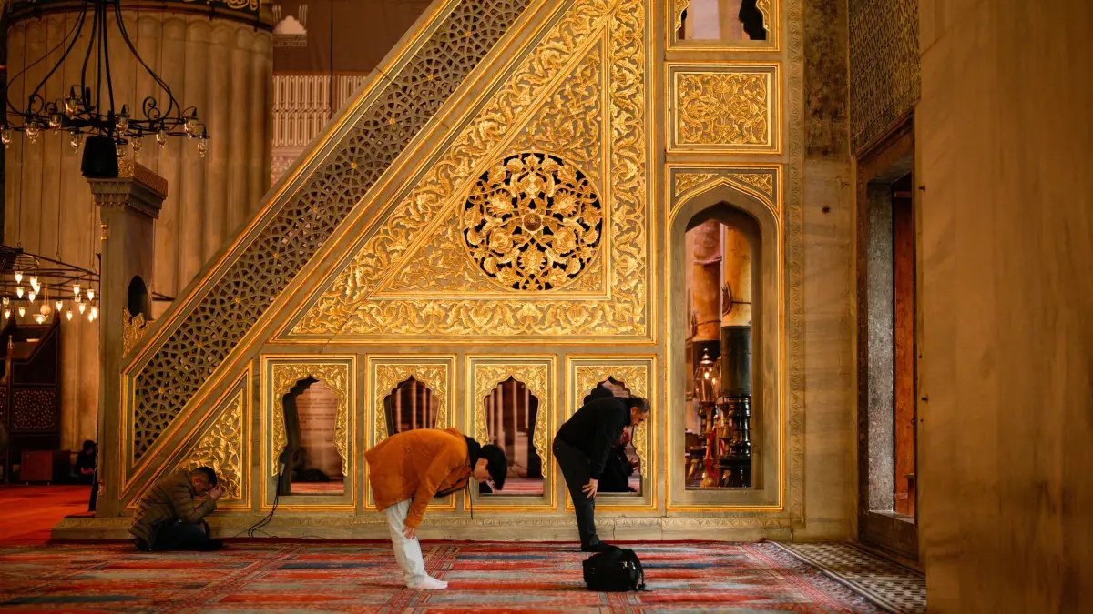 Ramadan in der Türkei: 25.02.2026, Türkei, Istanbul: Gläubige beten während des heiligen muslimischen Fastenmonats Ramadan in der Sultanahmet-Moschee in Istanbul, Türkei. Foto: Emrah Gurel/AP/dpa +++ dpa-Bildfunk +++