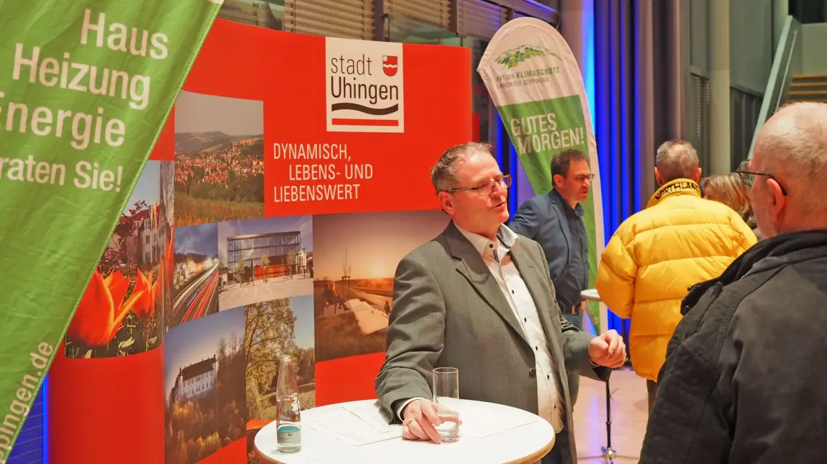 Norbert Maier (l.) und Timm Engelhardt von der Energieagentur im Gespräch mit Bürgerinnen und Bürgern. Nach dem Infoabend werden direkt Beratungstermine vereinbart.
