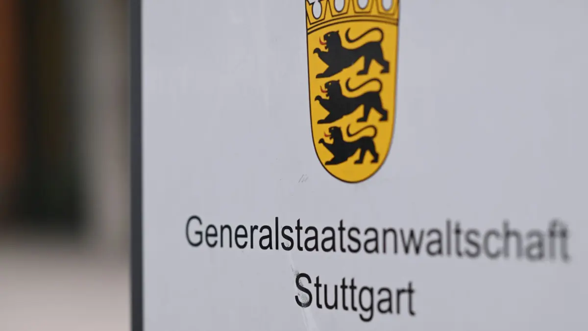 ARCHIV - 07.05.2024, Baden-Württemberg, Stuttgart: Ein Schriftzug und das baden-württembergische Landeswappen sind am Briefkasten der Generalstaatsanwaltschaft Stuttgart zu sehen. (zu dpa: «Anklage nach Brandanschlägen erhoben - was steckt dahinter?») Foto: Marijan Murat/dpa +++ dpa-Bildfunk +++