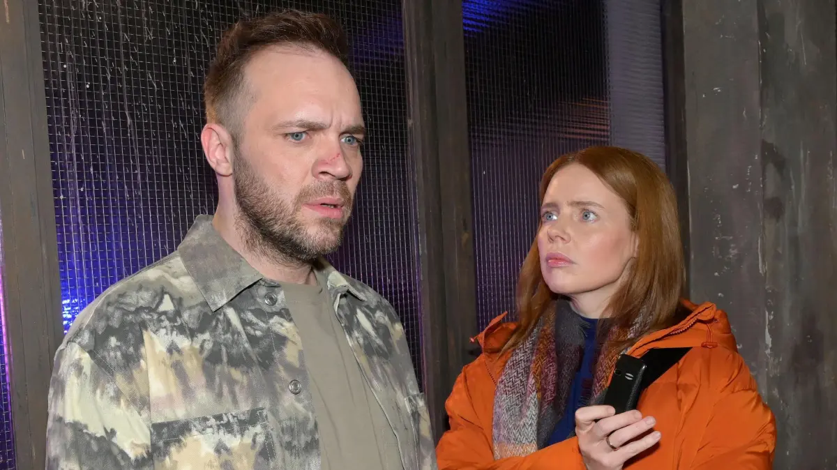 Erik (Patrick Heinrich) fühlt sich ertappt, als Toni (Olivia Marei) ihn auf sein Zweithandy anspricht.