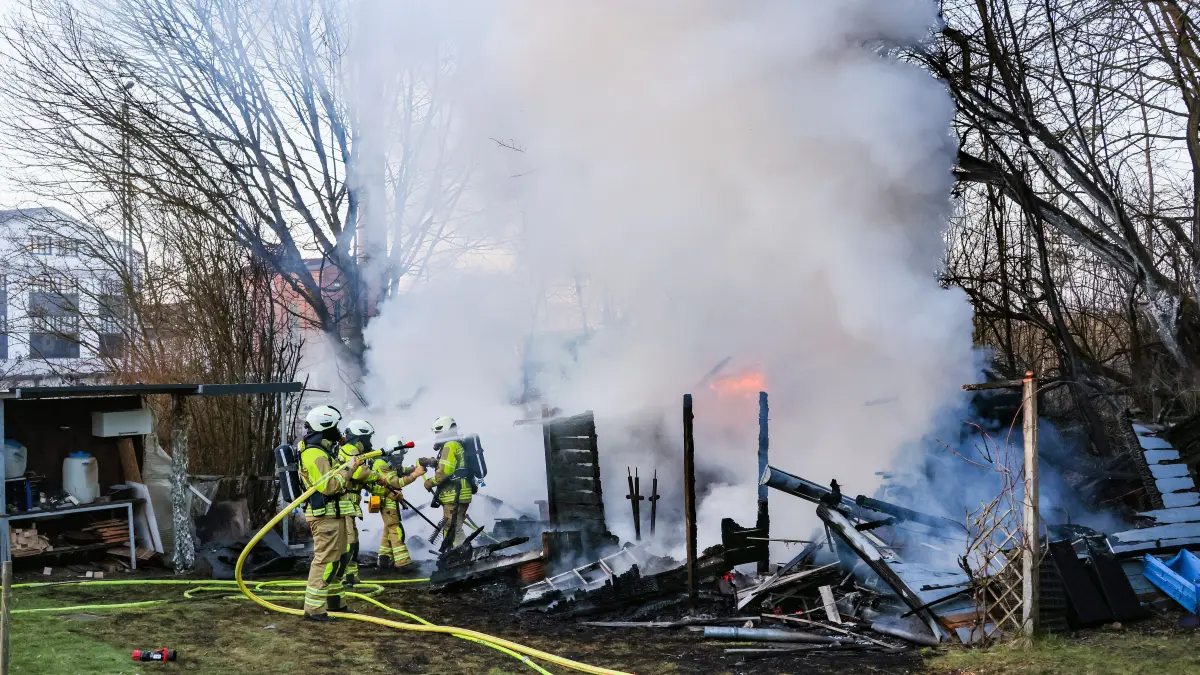 Gartenhaus Gartenhäuschen in der Kleingartenanlage der Bahn am Bahnhof Hessental brennt - Freiwillige Feuerwehr Schwäbisch Hall, Wache Ost, ist im Einsatz