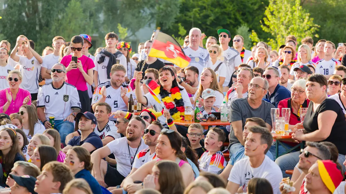 Eine ebenso tolle Stimmung wie schon beim Public Viewing anlässlich der Fußball-EM 2024 erhofft man sich auch bei der Fußball-WM 2026. Und natürlich ebenso schönes Sommerwetter (Archivbild).