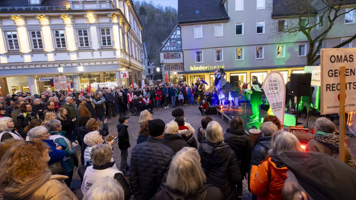 Demo gegen Rechts und für Menschenwürde am Forellenbrunnen in der Fuzo in Geislingen