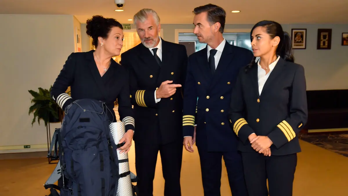 An Ostern steuert die „Das Traumschiff“-Crew um Max Parger (Florian Silbereisen, 2.v.r.) das Ziel Island an.