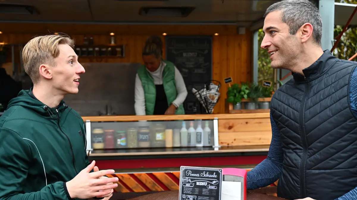 Dragan (Florian Thunemann, r.) kann es nicht übers Herz bringen, Lennox (Leif Lunburg) zu erzählen, dass der Boxkampf und das Konzert am selben Tag stattfinden und er sich entscheiden muss.