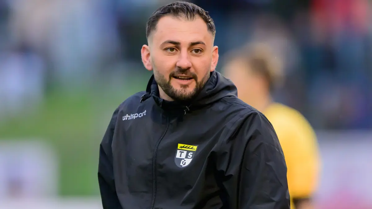 Trainer Mehmet Akbaba (TSG Balingen U19),
TSG Balingen U19 vs. VFB Stuttgart U19, Fussball, Verbandspokal, Achtelfinale, Baden Wuerttemberg, Spielzeit 2024/2025, 16.04.2025
Eibner-Pressefoto/Andreas Ulmer