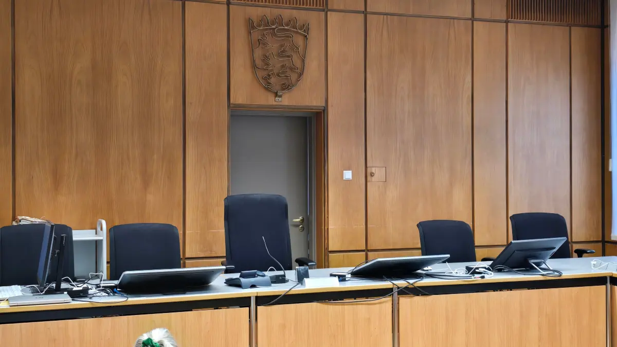 Die drei Berufsrichter und zwei Schöffen warten im Vorbereitungsraum des Landgerichts Heilbronn auf den Angeklagten - doch er erscheint nicht. Nun wird er per Haftbefehl gesucht.