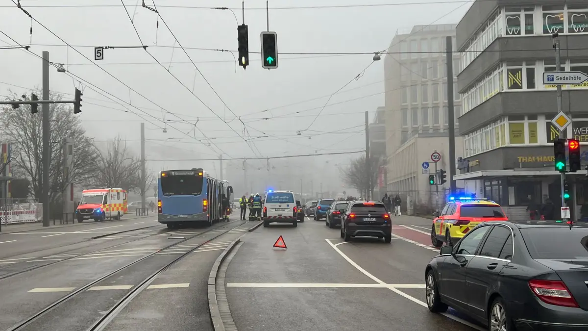 Sperrung der Straße nach Unfall.