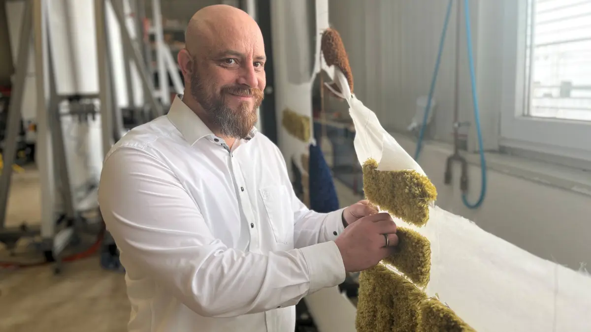 Johannes Jochim leitet das deutsche Werk des US-amerikanischen Unternehmens Racemark in Empfingen. Um auch kleine Stückzahlen an individuell gestalteten Fußmatten produzieren zu können, hat die Firma in eine CNC-gesteuerte Taftanlage investiert.
