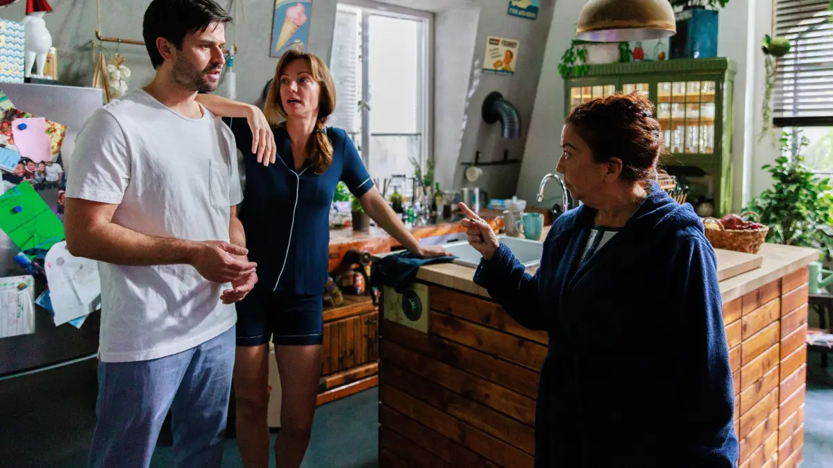 Paco (Milos Vukovic) bleibt nichts anderes übrig, als vor Nuray (Lilay Huser, r.) so zu tun, als wäre heute Nacht etwas zwischen ihm und Dana (Viola Wedekind) gelaufen.