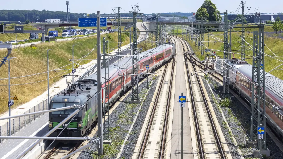 Bahnhof Merklingen mit Regionalexpress RE200. Der Regionalbahnhof Merklingen/Schwäbische Alb liegt an der neuen Schnellfahrstrecke Stuttgart - Ulm. //21.05.2025, Merklingen, Baden-Württemberg, Deutschland. *** Merklingen station with regional express RE200 The Merklingen Schwäbische Alb regional station is located on the new Stuttgart Ulm 21 05 2025 express line, Merklingen, Baden Württemberg, Germany