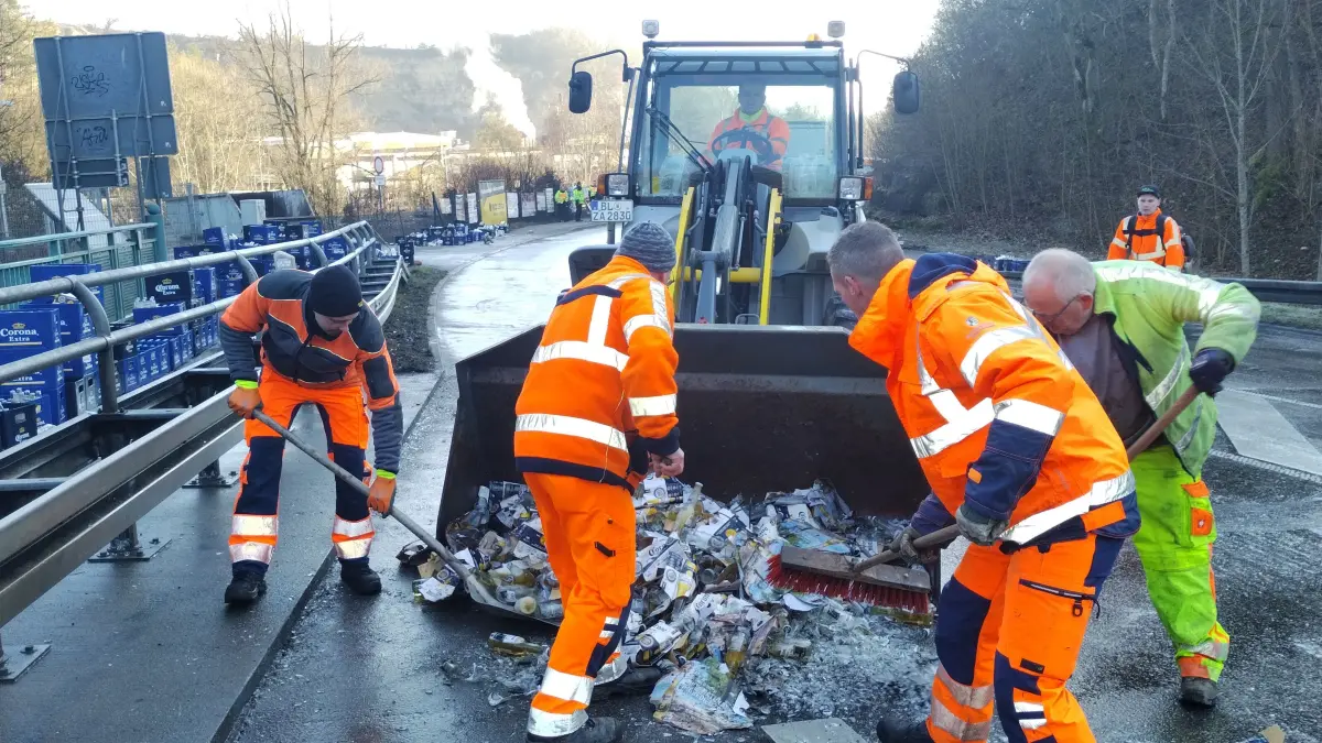 Unfall Haigerloch Corona-Bier auf der Straße