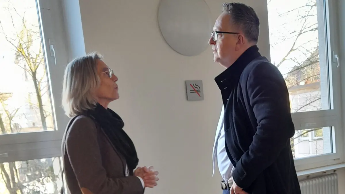 Verteidigerin Andrea Combé im Gespräch mit Oberstaatsanwalt Harald Lustig.