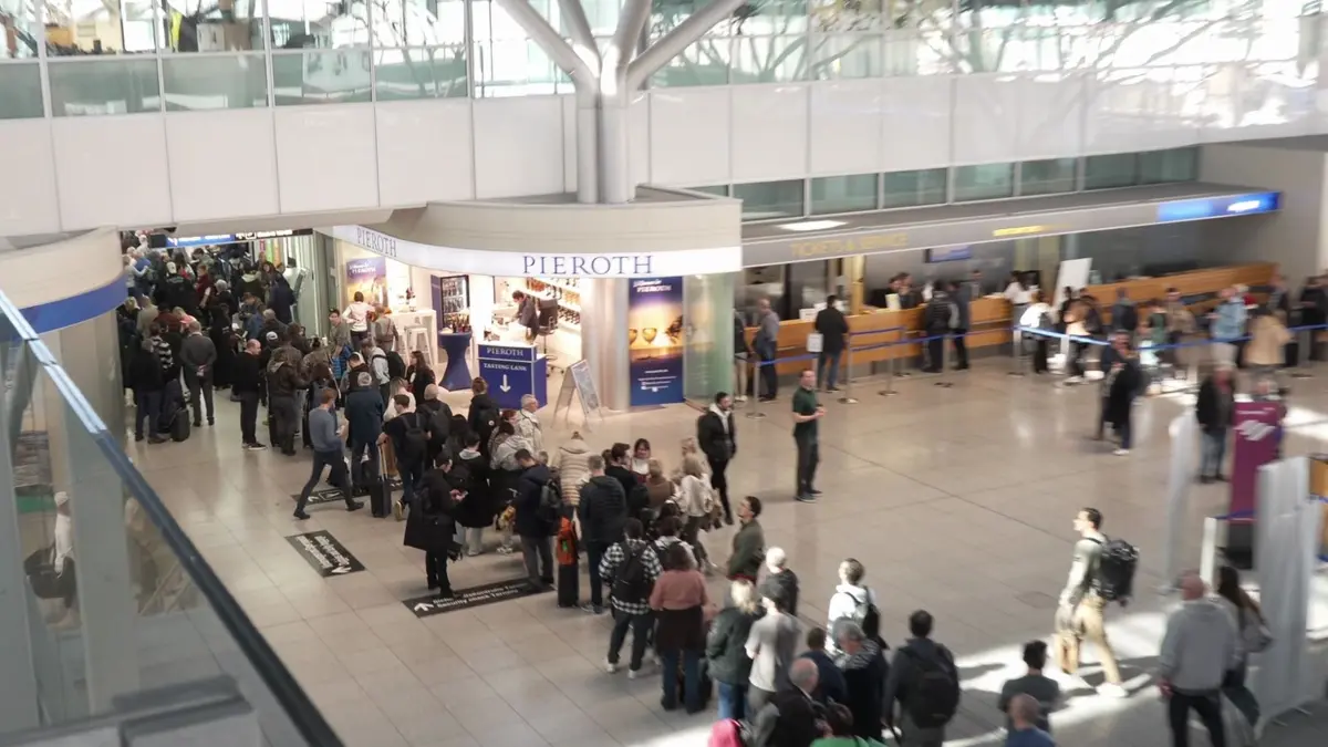 Sicherheitsbereich am Stuttgart Flughafen geräumt: 26.02.2026, Baden-Württemberg, Stuttgart: Reisende stehen in einer Schlange am Flughafen in Stuttgart. Wegen polizeilicher Maßnahmen wurde der Sicherheitsbereich des Flughafens Stuttgart am Vormittag geräumt. Der Flugverkehr ist eingeschränkt, Passagiere müssen mit Verzögerungen rechnen. Foto: Enrique Kaczor/onw-images/dpa +++ dpa-Bildfunk +++