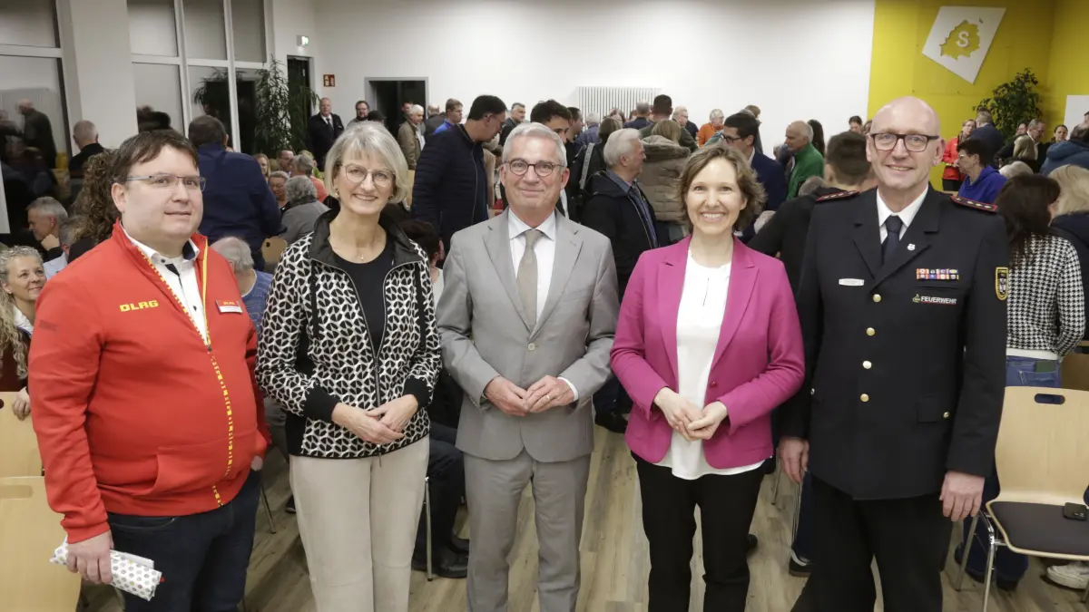 CDU Diskussion im Wiesental-Forum Stimpfach (von links): Heiko Lang (DLRG), Roswitha Schirle (Ehrenamtliche), CDU-Innenminister Thomas Strobl, CDU-Landtagskandidatin Isabell Rathgeb, Kreisfeuerwehr-Verbandsvorsitzender Alfred Fetzer