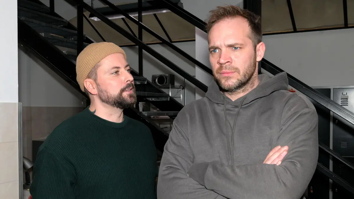 John (Felix von Jascheroff, l.) erfährt, dass Erik (Patrick Heinrich) ein Doppelleben führt.