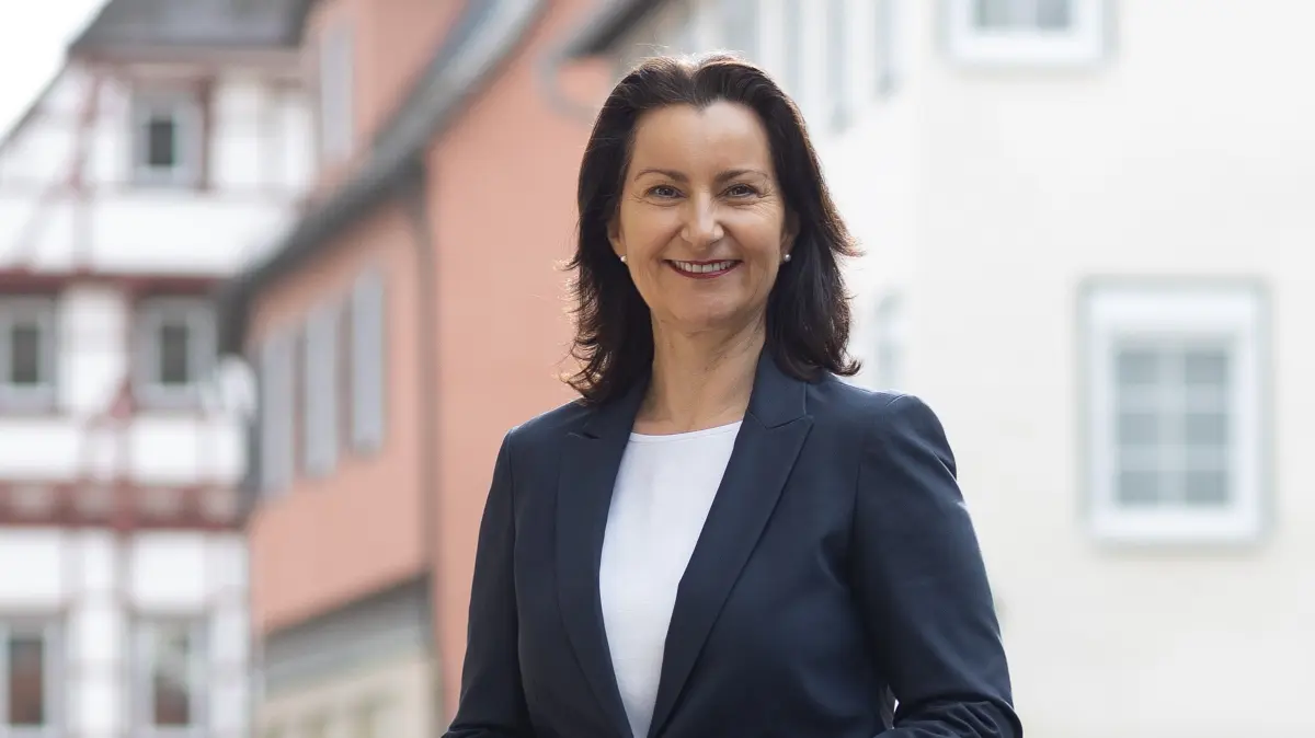 Immobilienmaklerin Mirijam Mikat bewirbt sich auf das Bürgermeister-Amt in Blaubeuren.