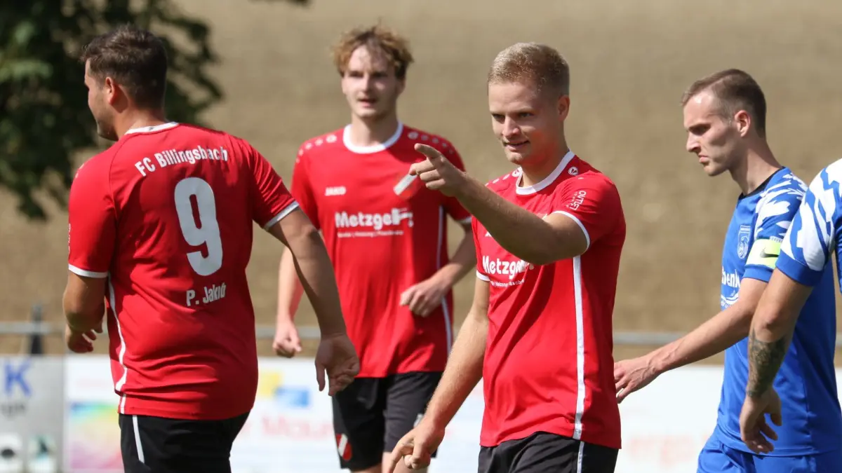 Steffen Kümmerer (Zweiter von rechts) – hier im Spiel gegen die SGM Fichtenau – ist mit zehn Treffern bester Torjäger des FC Billingsbach. Führender in der Torjägerliste der Kreisliga B7 ist Beniamin Apetrei mit 17 Toren, der allerdings in der Winterpause vom SC Wiesenbach zum Landesligisten TSV Crailsheim gewechselt ist.