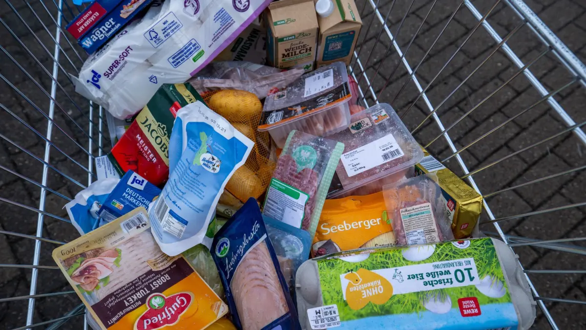 Inflation: PRODUKTION - 13.02.2026, Mecklenburg-Vorpommern, Schwerin: Lebensmittel liegen in einem Einkaufswagen, der über den Parkplatz vor einem Einkaufszentrum geschoben wird. (zu dpa: «Statistikamt legt Daten zur Inflation im Februar vor») Foto: Jens Büttner/dpa +++ dpa-Bildfunk +++