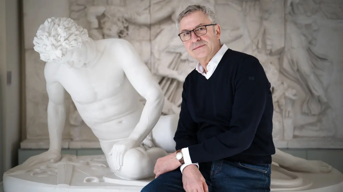 Ernst Seidl mit der Statue des sterbenden Galliers im MUT.