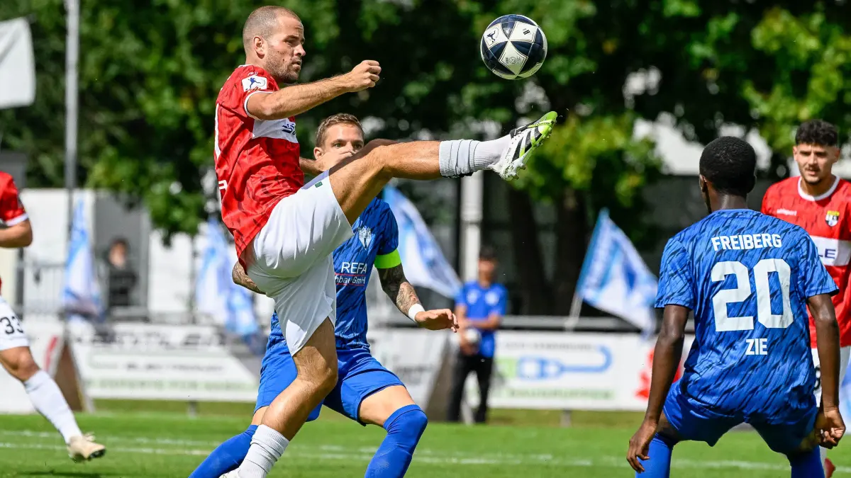 Zweikampf um den Ball zwischen Marco Kehl-Gomez (SGV Freiberg, #10) und Ivo Colic (TSG Balingen, #31), SGV Freiberg Fussball - TSG Balingen Fussball, Fussball, Regionalliga Suedwest, 5. Spieltag, 2025/2026, 30.08.2025,, Foto:Eibner-Pressefoto/Bernd Leitner