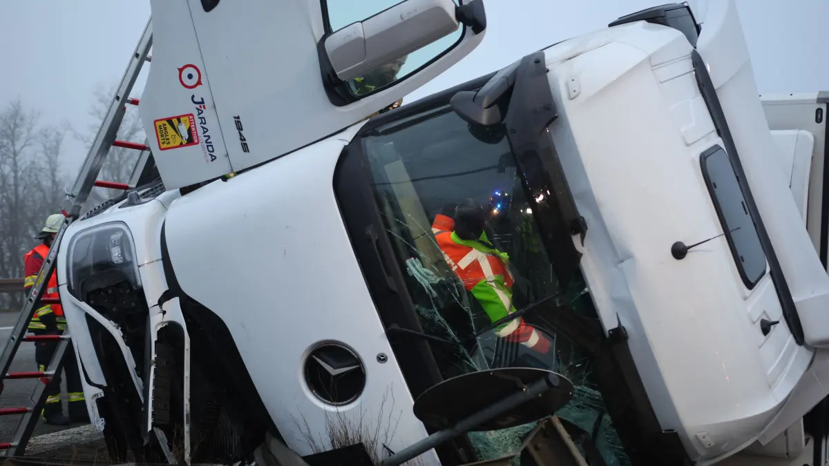 Zu einem schweren Verkehrsunfall ist es am Donnerstagmorgen (26.02.2026) auf der Autobahn 6 im Landkreis Ansbach gekommen. Ersten Informationen nach war der Fahrer eines mit Gemüse beladenen Sattelzuges auf der A6 in Richtung Nürnberg unterwegs, als dieser zwischen dem Kreuz Feuchtwangen/Crailsheim und Feuchtwangen-Nord aus bislang unklarer Ursache bei einem Überholvorgang in die Mittelleitplanke prallte, dort zur Seite kippte und teilweise auf der Gegenfahrbahn zum Liegen kam. Das Führerhaus wurde dabei stark beschädigt. Zwei Personen wurden bei dem Unfall verletzt. Die Strecke in Richtung Heilbronn ist derzeit gesperrt. Weitere Informationen liegen aktuell noch nicht vor. Wir berichten nach. Foto: NEWS5 / Markus Zahn Weitere Informationen... https://www.news5.de/news/news/read/40948