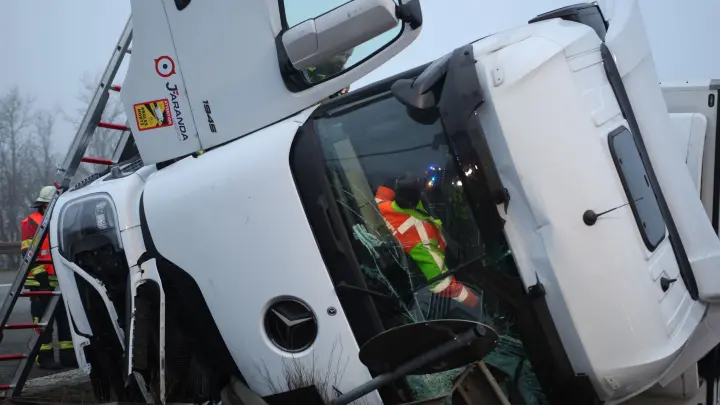 Zwei Verletzte – Lkw kippt um, Fahrbahn gesperrt