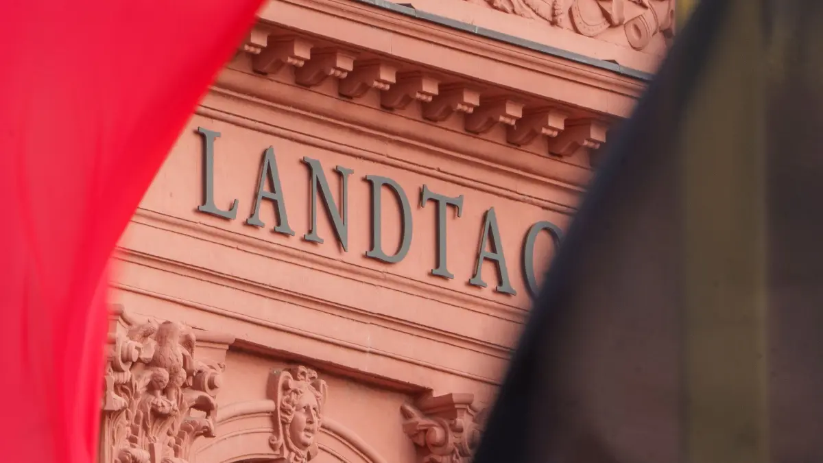Vor der Landtagswahl in Rheinland-Pfalz: 23.02.2026, Rheinland-Pfalz, Mainz: Die Fassade des rheinland-pfälzischen Landtags ist durch eine schwarze- und eine rote Stoffbahn zu sehen. Die Landtagswahl in Rheinland-Pfalz findet am 22. März 2026 statt. (zu dpa: «SPD rückt bis auf einen Prozentpunkt an CDU ran») Foto: Andreas Arnold/dpa +++ dpa-Bildfunk +++