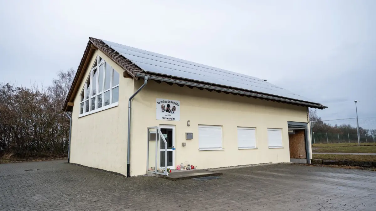 Nachdem ein Mädchen in Fastnachts-Vereinsheim gestorben ist: ARCHIV - 03.02.2026, Baden-Württemberg, Sulz am Neckar: Kerzen und Blumen liegen vor dem Fastnachts-Vereinsheim in Bergfelden (Sulz am Neckar). Ein Kind ist vergangenen Mittwoch im Fastnachts-Vereinsheim in Bergfelden durch eine umstürzende Theke ums leben gekommen. (zu dpa: «Ermittlungen nach Tod einer Siebenjährigen beendet - Unglück») Foto: Silas Stein/dpa +++ dpa-Bildfunk +++