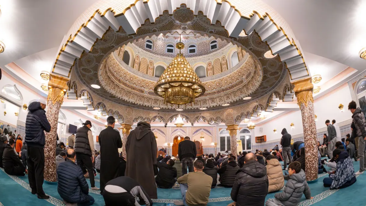 Fastenbrechen in der Abu Bakr Moschee: PRODUKTION - 23.02.2026, Hessen, Frankfurt/Main: Gläubige beten das Abendgebet im Gebetsraum der Abu-Bakr-Moschee in Frankfurt. Foto: Boris Roessler/dpa - ACHTUNG: Nur zur redaktionellen Verwendung im Zusammenhang mit der aktuellen über den Gebetsritus, Ramadan oder die Abu-Bakr-Moschee und nur mit vollständiger Nennung des vorstehenden Credits +++ dpa-Bildfunk +++