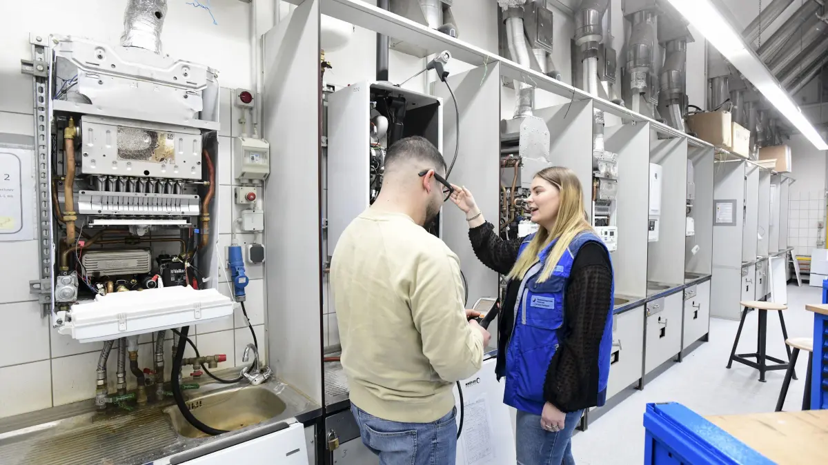 Frauen im Handwerk: Installateur- und Heizungsbaumeisterin Jasmin Burghof im Campus Handwerk in Garbsen in Niedersachsen (Foto vom 17.02.2026). Sie befasst sich mit Trinkwasserhygiene, Waermebedarfsberechnung, Hydraulik, Lueftungstechnik - allerdings nicht auf Baustellen. Vielmehr unterrichtet sie angehende Gesellen und Meister. Seit 2021, kurz nachdem sie ihre eigene Meisterinnenpruefung abgelegt hatte, lehrt Burghof auf dem Campus in Niedersachsen, einer Bildungseinrichtung der Handwerkskammer Hannover. (Siehe epd-Feature vom 26.02.2026)