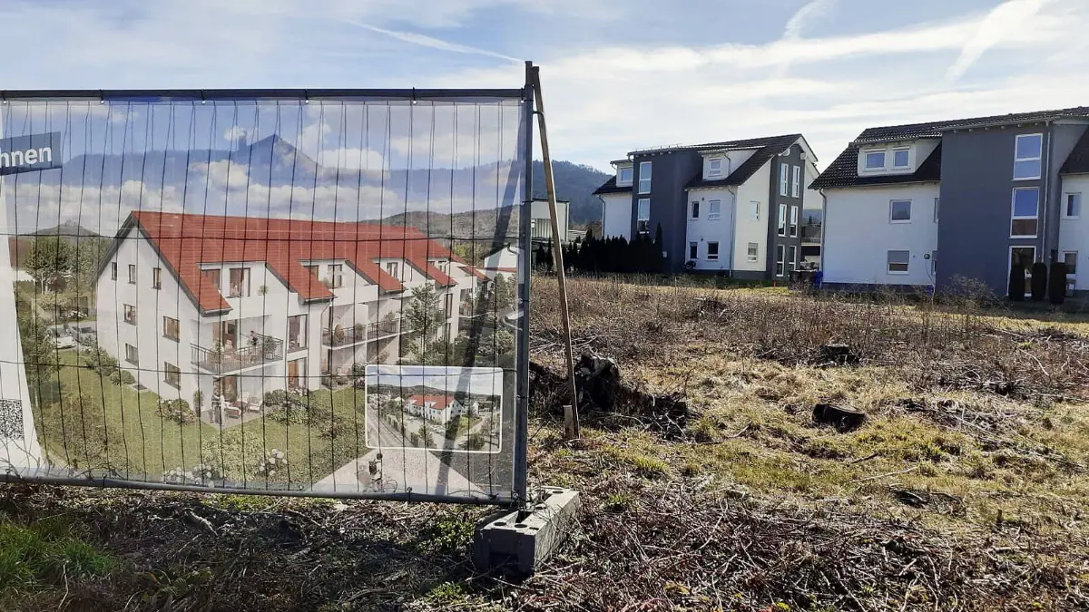 Raus aus Bisingen in Richtung Thanheim entstehen rechterhand acht neue Wohnungen in einem Mehrfamilienhaus. Ursprünglich sollten es mal doppelt so viele sein.