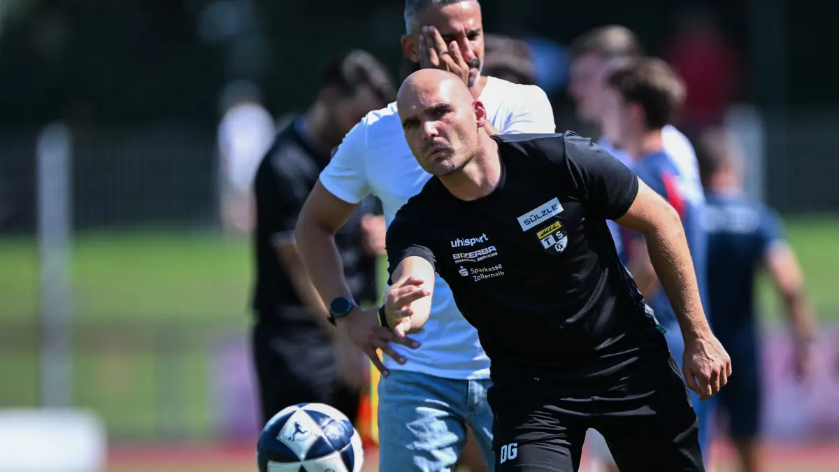 Murat Isik, (TSG Balingen, Trainer) und Daniel Gueney, (TSG Balingen, Co trainer) ist auch heiss,
TSG Balingen vs. TSV Steinbach Haiger, Fussball, Regionalliga Suedwest, Saison 2025/2026, 2. Spieltag, 09.08.2025,
Eibner-Pressefoto/Andreas Ulmer