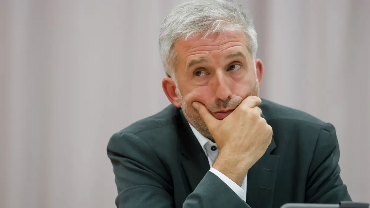 Boris Palmer: ARCHIV - 05.09.2025, Baden-Württemberg, Tübingen: Tübingens Oberbürgermeister Boris Palmer (parteilos) sitzt bei einer Diskussionsrunde mit dem AfD-Landesvorsitzenden Frohnmaier in der Hermann-Hepper-Halle auf dem Podium. (zu dpa: «Palmer mahnt Fairness an im Streit um Hagel-Video») Foto: Christoph Schmidt/dpa +++ dpa-Bildfunk +++