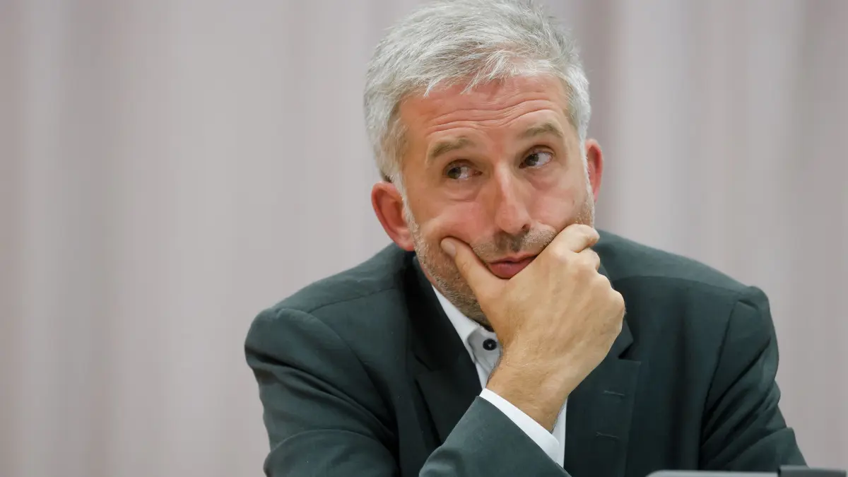 Boris Palmer: ARCHIV - 05.09.2025, Baden-Württemberg, Tübingen: Tübingens Oberbürgermeister Boris Palmer (parteilos) sitzt bei einer Diskussionsrunde mit dem AfD-Landesvorsitzenden Frohnmaier in der Hermann-Hepper-Halle auf dem Podium. (zu dpa: «Palmer mahnt Fairness an im Streit um Hagel-Video») Foto: Christoph Schmidt/dpa +++ dpa-Bildfunk +++