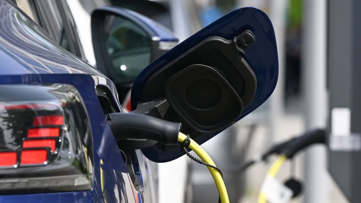 ARCHIV - 06.08.2025, Baden-Württemberg, Stuttgart: E-Fahrzeuge werden an einer Ladesäule mit Strom aufgeladen. (zu dpa: «Wo E-Auto-Fahrer im Südwesten am einfachsten laden») Foto: Bernd Weißbrod/dpa +++ dpa-Bildfunk +++