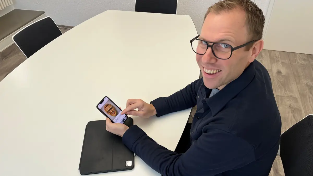 Smartphone und Laptop sind viel genutzte Arbeitsmittel des Empfinger Bürgermeisters Ferdinand Truffner. Damit bedient er auch seine privaten Social-Media-Kanäle und nimmt sich dabei selbst nicht immer so ernst.